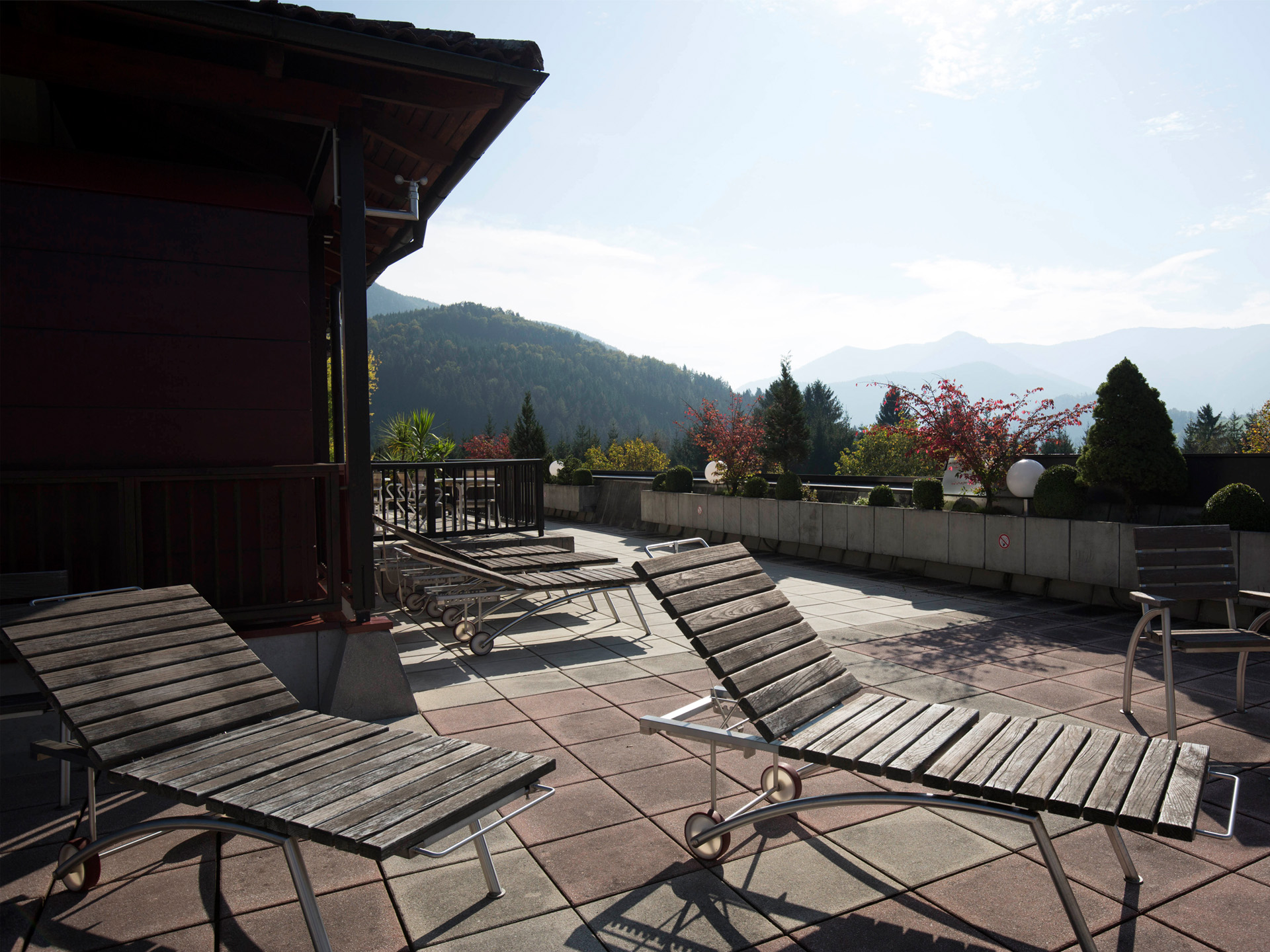 Sonnenterrasse mit Liegestühlen und Bergblick